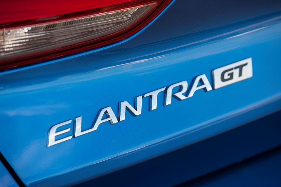 Логотип Hyundai Elantra GT Sport 2017 года  (фото 37 из 40)